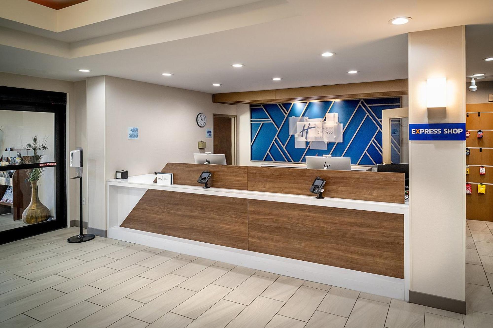 Holiday Inn Express & Suites Fairmont By Ihg Zewnętrze zdjęcie