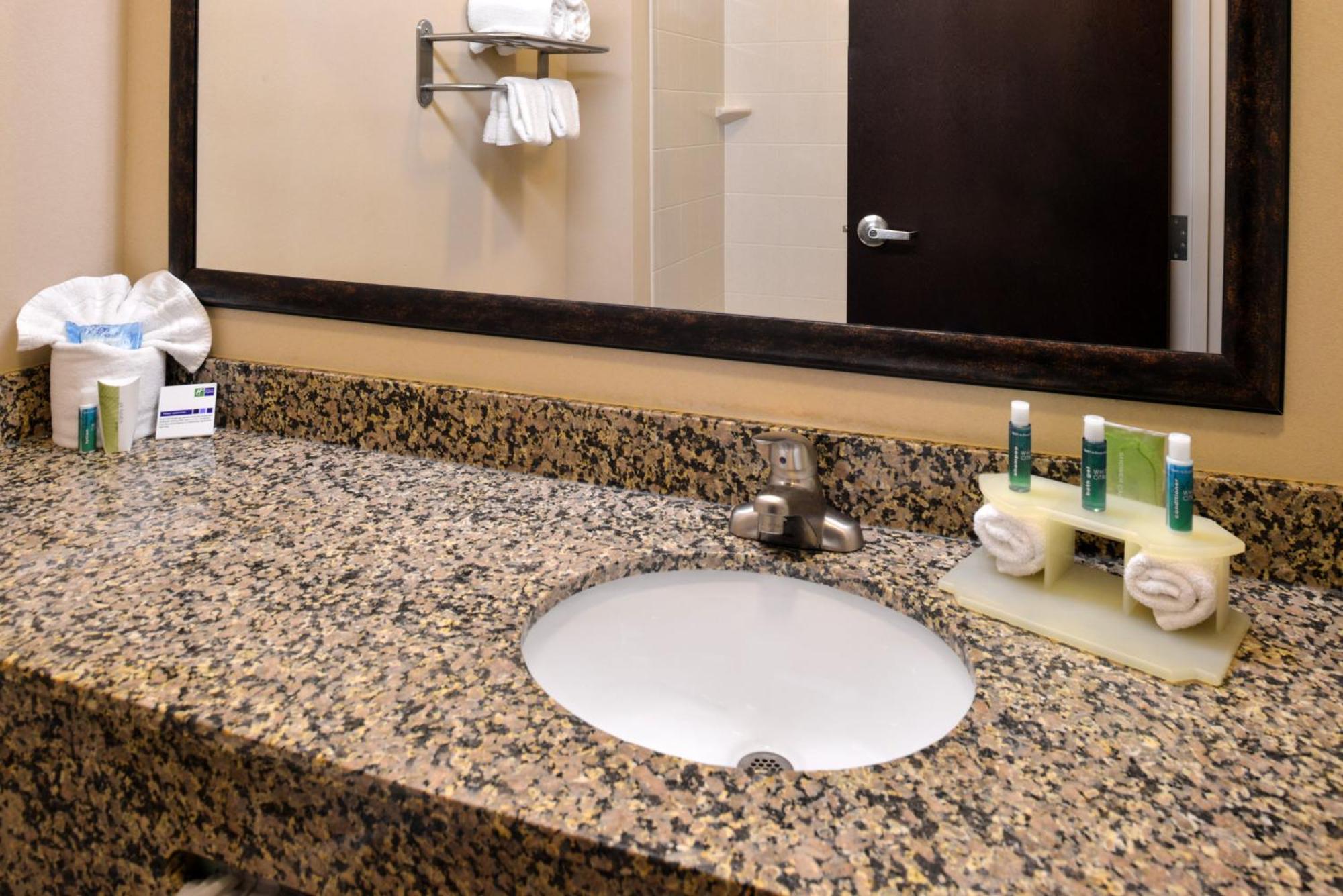 Holiday Inn Express & Suites Fairmont By Ihg Zewnętrze zdjęcie