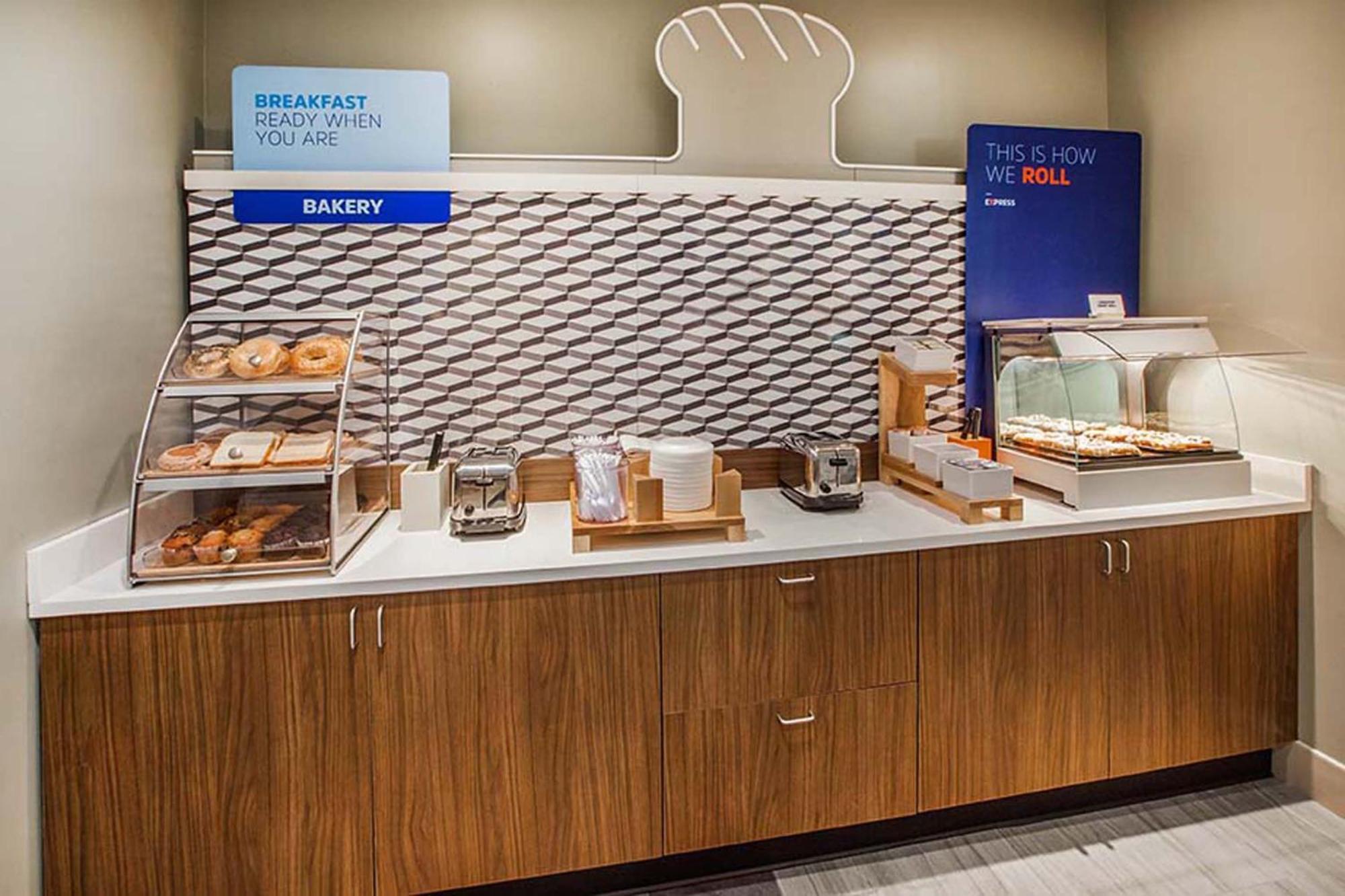 Holiday Inn Express & Suites Fairmont By Ihg Zewnętrze zdjęcie